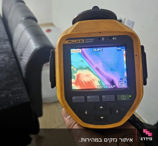 מד חום תרמי מציג תמונה צבעונית של טמפרטורה